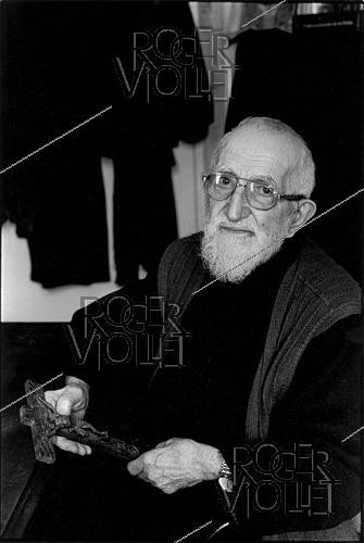 Roger-Viollet | 1410498 | Abbé Pierre (Henri Grouès, 1912-2007), French Catholic priest and founder of Emmaüs, organization helping poor and homeless people and refugees. 1990. | &copy; Irmeli Jung / Roger-Viollet