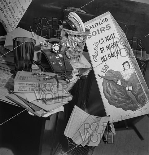 Roger-Viollet | 330873 | Advertising for the show  Paris, by night . | &copy; Gaston Paris / Roger-Viollet