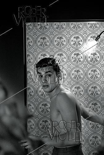 Roger-Viollet | 1643916 | Alain Delon (1935–2024), French actor, at his place, Quai Malaquais, Paris (6th arrondissement), circa 1958. Photograph by Philippe R. Doumic (1927–2013). | &copy; Philippe R. Doumic / Roger-Viollet