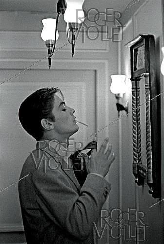 Roger-Viollet | 1643935 | Alain Delon (1935–2024), French actor, at his place, Quai Malaquais, Paris (6th arrondissement), circa 1958. Photograph by Philippe R. Doumic (1927–2013). | &copy; Philippe R. Doumic / Roger-Viollet