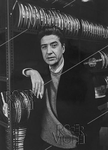 Roger-Viollet | 994488 | Alain Resnais (1922-2014), French director, November 1967. Photograph by Jean Marquis (1926-2019). Bibliothèque historique de la Ville de Paris. | &copy; Jean Marquis / BHVP / Roger-Viollet