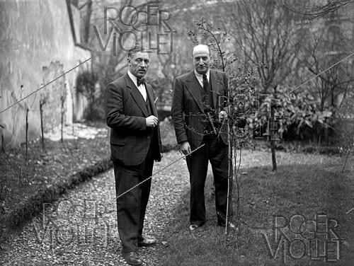 Roger-Viollet | 1421950 | Albert Boulin, former valet of Georges Clemenceau, with Inspector Campana. Paris, on March 3rd, 1945. Photograph from the collections of the French newspaper  France Soir . Bibliothèque historique de la Ville de Paris. | &copy; Fonds France-Soir / BHVP / Roger-Viollet