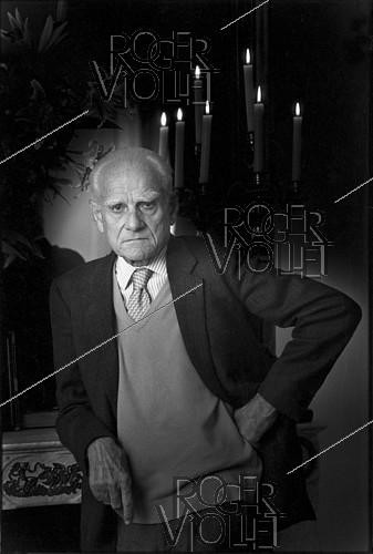 Roger-Viollet | 1410551 | Alberto Moravia (1907-1990), Italian writer. 1987. | &copy; Irmeli Jung / Roger-Viollet