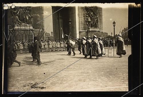 Roger-Viollet | 642478 | Algerian dignitaries attending the inauguration of the Paris Mosque. Review at the Arc de Triomphe. Paris (8th arrondissement), July 16, 1926. | &copy; Maurice-Louis Branger / Roger-Viollet