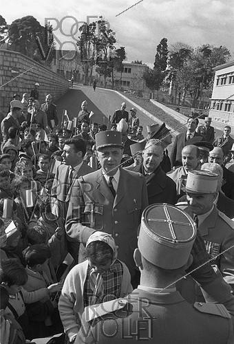 Roger-Viollet | 401001 | Algerian War of Independence. Cherchell Infantry School. Official visit to the School by the General de Gaulle and the Minister of Defence, Pierre Messmer. Algeria, December 11, 1961. | &copy; Jean-Pierre Laffont / Roger-Viollet