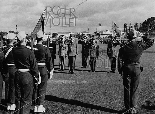 Roger-Viollet | 823451 | Algerian War of Independence. Cherchell Infantry School. Official visit to the School by the General de Gaulle and the Minister of Defence, Pierre Messmer. Algeria, December 11, 1961. | &copy; Jean-Pierre Laffont / Roger-Viollet