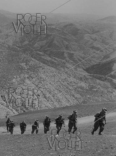 Roger-Viollet | 232885 | Algerian War of Independence. Harkis from the 158th Infantry Batalion of the Mascara Area at the fort of M'Zaourat during a routine operation. Algeria, Summer 1961. | &copy; Jean-Pierre Laffont / Roger-Viollet