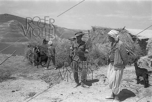 Roger-Viollet | 722038 | Algerian War of Independence. Harkis from the fort of M'Zaourat during a routine operation. They belonged to the 158th Infantry Batalion based in Mascara. Algeria, Summer 1961. | &copy; Jean-Pierre Laffont / Roger-Viollet