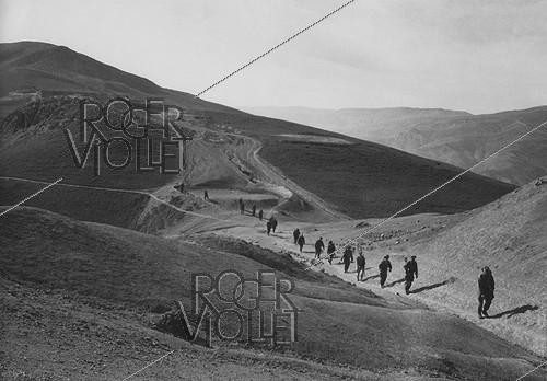 Roger-Viollet | 742028 | Algerian War of Independence. Harkis from the fort of M'Zaourat during a routine operation. They belonged to the 158th Infantry Batalion based in Mascara. Algeria, Summer 1961. | &copy; Jean-Pierre Laffont / Roger-Viollet