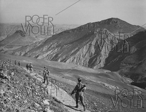 Roger-Viollet | 745361 | Algerian War of Independence. Harkis from the fort of M'Zaourat during a routine operation. They belonged to the 158th Infantry Batalion based in Mascara. Algeria, Summer 1961. | &copy; Jean-Pierre Laffont / Roger-Viollet