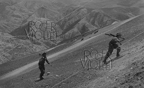 Roger-Viollet | 782049 | Algerian War of Independence. Harkis from the 158th Infantry Batalion of the Mascara Area at the fort of M'Zaourat during a routine operation. Algeria, Summer 1961. | &copy; Jean-Pierre Laffont / Roger-Viollet