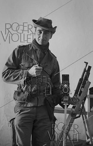 Roger-Viollet | 261221 | Algerian War of Independence. The French Army's fort in M'Zaourat, Mascara Area. Self-portrait of the Sub-lieutenant Jean-Pierre Laffont, platoon commander. Algeria, Summer 1961. | &copy; Jean-Pierre Laffont / Roger-Viollet