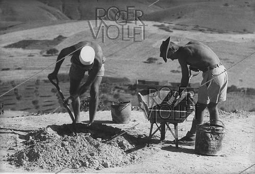Roger-Viollet | 321302 | Algerian War of Independence. The French Army's fort at M'Zaourat, Mascara Region. This fort included a platoon of 48 harkis. It was built by the disciplinary unit of the 1st Regiment of the Foreign Legion (based in Sidi Bel Abbès). Algeria, Summer 1961. | &copy; Jean-Pierre Laffont / Roger-Viollet