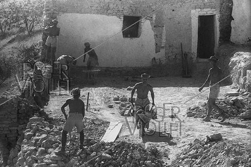 Roger-Viollet | 783436 | Algerian War of Independence. The French Army's fort at M'Zaourat, Mascara Region. This fort included a platoon of 48 harkis. It was built by the disciplinary unit of the 1st Regiment of the Foreign Legion (based in Sidi Bel Abbès). Algeria, Summer 1961. | &copy; Jean-Pierre Laffont / Roger-Viollet