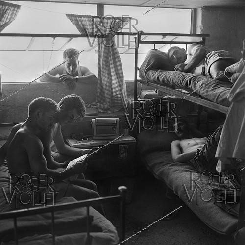 Roger-Viollet | 967169 | Algerian War of Independence. The French Army's fort in M'Zaourat, Mascara Area. Room where soldiers played cards and listened to the Europe 1 radio station before the nights out. Algeria, Summer 1961. | &copy; Jean-Pierre Laffont / Roger-Viollet