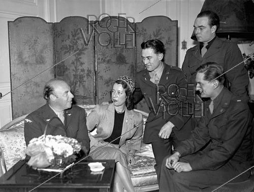 Roger-Viollet | 1421924 | André Kostelanetz (1901-1980), Russian-born American conductor and arrangeur, with his wife Lily Pons (1898-1976), French-born American soprano, at the Ritz Hotel. Pars (1st arrondissement), on February 27, 1945. Photograph from the collections of the French newspaper  France Soir . Bibliothèque historique de la Ville de Paris. | &copy; Fonds France-Soir / BHVP / Roger-Viollet