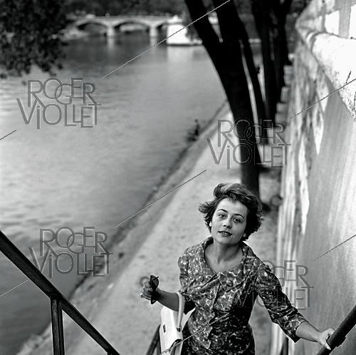 Roger-Viollet | 1643966 | Annie Girardot (1931–2011), French actress, Quai François Mitterrand. Paris (1st arrondissement), 1960s. Photograph by Philippe R. Doumic (1927–2013). | &copy; Philippe R. Doumic / Roger-Viollet