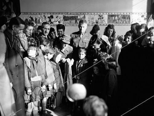 Roger-Viollet | 1421899 | Après-guerre 1939-1945. Distribution de vêtements offerts par la Croix-Rouge américaine aux enfants du XVIIIème arrondissement. Paris, 22 février 1945. Fonds France Soir. Bibliothèque historique de la Ville de Paris. | &copy; Fonds France-Soir / BHVP / Roger-Viollet