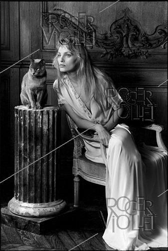 Roger-Viollet | 1410527 | Arielle Dombasle (born in 1953), American-born French actress, director, scriptwriter, singer and dancer, at her place. Paris, 1992. | &copy; Irmeli Jung / Roger-Viollet
