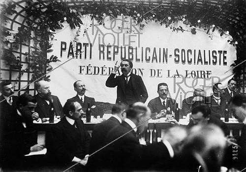 Roger-Viollet | 235801 | Aristide Briand prononçant un discours devant les membres de la Fédération de la Loire du Parti républicain socialiste. Saint-Etienne (Loire), 22 décembre 1913. | &copy; Maurice-Louis Branger / Roger-Viollet
