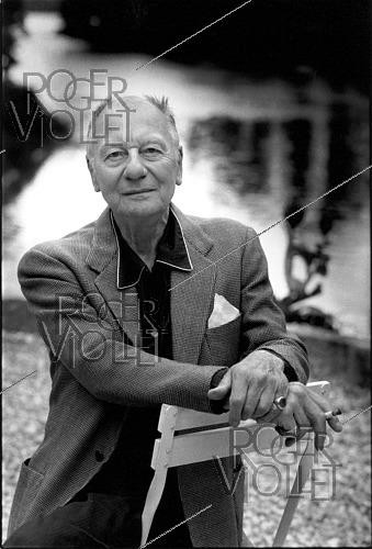 Roger-Viollet | 1410567 | Arthur John Gielgud (1904-2000), British actor, 1987. | &copy; Irmeli Jung / Roger-Viollet