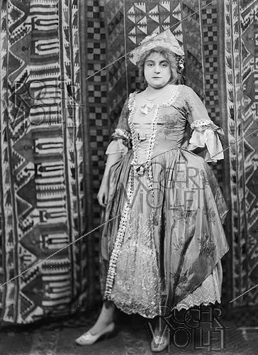 Roger-Viollet | 277442 | Bal costumé. Photographie de Léopold Mercier. | &copy; Léopold Mercier / Roger-Viollet