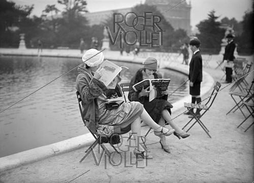 Roger-Viollet | 583837 | Bassin des Tuileries. Paris (1er arr.), vers 1925. | &copy; Maurice-Louis Branger / Roger-Viollet