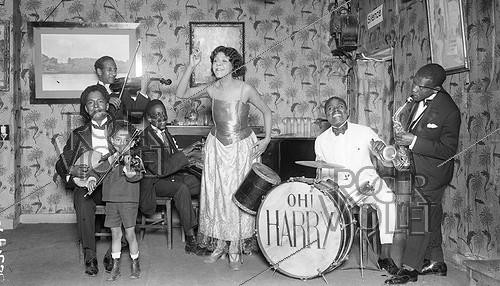 Roger-Viollet | 1064843 | Beginnings of the T.S.F. Variety broadcast with a jazz orchestra in the  Radiola  set, about 1925-1930. | &copy; Maurice-Louis Branger / Roger-Viollet