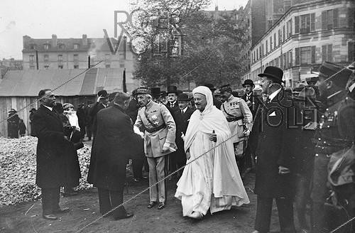 Roger-Viollet | 1036476 | Ben Ghabrit, le maréchal Lyautey et autres personnalités, lors de la pose de la première pierre de la Mosquée de Paris, en 1922. | &copy; Albert Harlingue / Roger-Viollet
