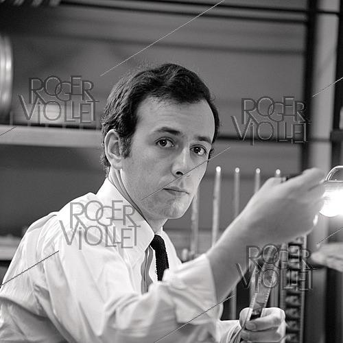Roger-Viollet | 1643999 | Bertrand Blier (1939–2025), French filmmaker. 1960s. Photograph by Philippe R. Doumic (1927–2013). | &copy; Philippe R. Doumic / Roger-Viollet