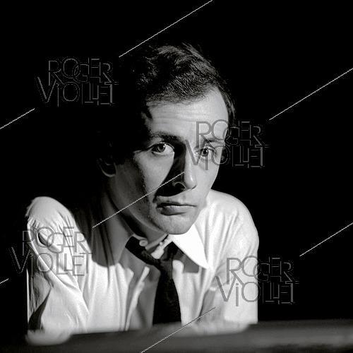 Roger-Viollet | 1644000 | Bertrand Blier (1939–2025), French filmmaker. 1960s. Photograph by Philippe R. Doumic (1927–2013). | &copy; Philippe R. Doumic / Roger-Viollet