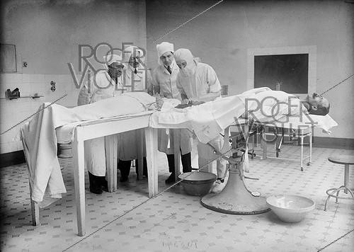 Roger-Viollet | 540839 | Blood transfusion in a hospital. France, 1918. | &copy; Maurice-Louis Branger / Roger-Viollet