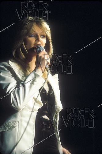 Roger-Viollet | 1448082 | Bonnie Tyler (1951-2026), chanteuse britannique, lors d'un concert, 15 avril 1978. | &copy; Christian Rose / Roger-Viollet