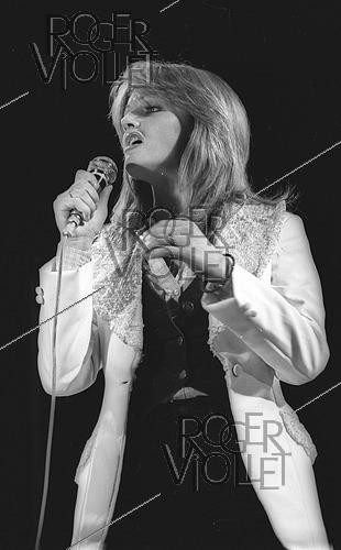 Roger-Viollet | 1448087 | Bonnie Tyler (1951-2026), chanteuse britannique, lors d'un concert, 15 avril 1978. | &copy; Christian Rose / Roger-Viollet