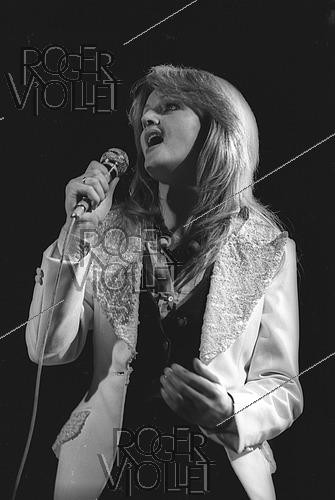 Roger-Viollet | 1448089 | Bonnie Tyler (1951-2026), chanteuse britannique, lors d'un concert, 15 avril 1978. | &copy; Christian Rose / Roger-Viollet