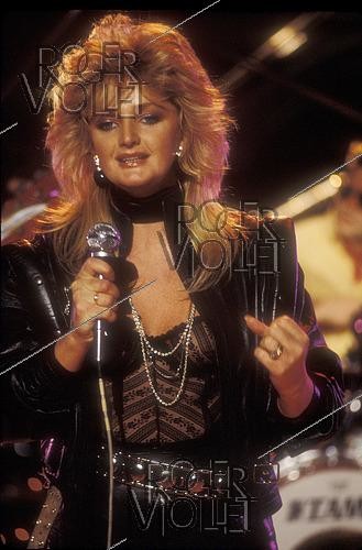 Roger-Viollet | 1448090 | Bonnie Tyler (1951-2026), chanteuse britannique, lors d'un concert, 10 octobre 1984. | &copy; Christian Rose / Roger-Viollet