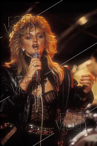 Roger-Viollet | 1448091 | Bonnie Tyler (1951-2026), chanteuse britannique, lors d'un concert, 10 octobre 1984. | &copy; Christian Rose / Roger-Viollet