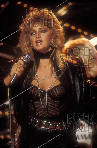 Roger-Viollet | 1448092 | Bonnie Tyler (1951-2026), chanteuse britannique, lors d'un concert, 10 octobre 1984. | &copy; Christian Rose / Roger-Viollet
