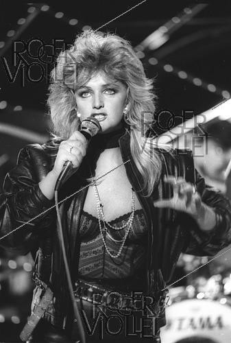 Roger-Viollet | 1448095 | Bonnie Tyler (1951-2026), chanteuse britannique, lors d'un concert, 10 octobre 1984. | &copy; Christian Rose / Roger-Viollet