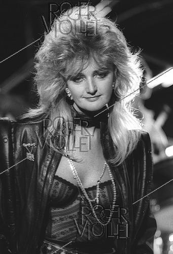 Roger-Viollet | 1448097 | Bonnie Tyler (1951-2026), chanteuse britannique, lors d'un concert, 10 octobre 1984. | &copy; Christian Rose / Roger-Viollet