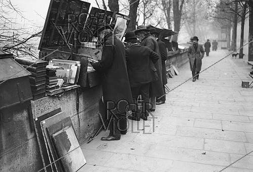 Roger-Viollet | 728375 | Bouquinistes sur les quais de Seine. Paris, 1908. | &copy; Maurice-Louis Branger / Roger-Viollet
