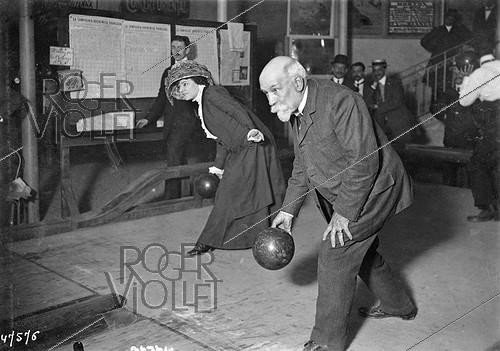 Roger-Viollet | 498311 | Bowling au Jardin de Paris, 1909. | &copy; Maurice-Louis Branger / Roger-Viollet