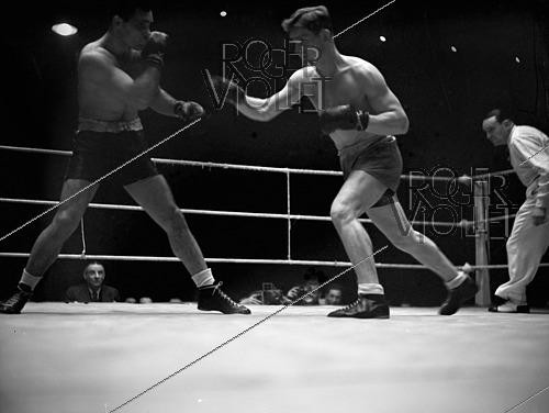 Roger-Viollet | 1421940 | Boxe. Pete Morelli et Stéphane Olek. France, 2 mars 1945. Fonds France Soir. Bibliothèque historique de la Ville de Paris. | &copy; Fonds France-Soir / BHVP / Roger-Viollet