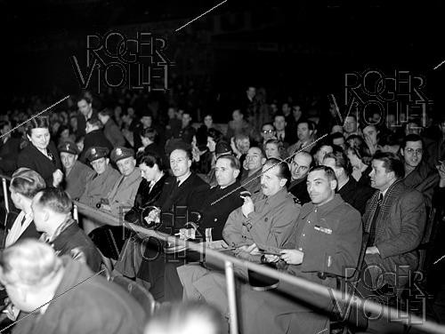 Roger-Viollet | 1421939 | Boxe. Pierre Koenig (1898-1970), général et homme politique français, assiste au gala de boxe. France, 2 mars 1945. Fonds France Soir. Bibliothèque historique de la Ville de Paris. | &copy; Fonds France-Soir / BHVP / Roger-Viollet