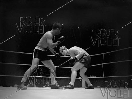Roger-Viollet | 1421941 | Boxing game. Pete Morelli versus Stéphane Olek. France, on March 2nd, 1945. Photograph from the collections of the French newspaper  France-Soir . Bibliothèque historique de la Ville de Paris. | &copy; Fonds France-Soir / BHVP / Roger-Viollet