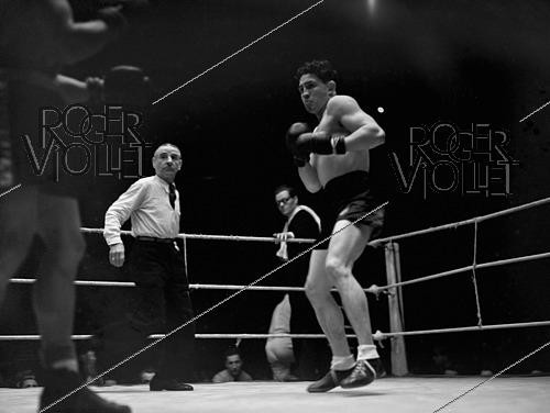 Roger-Viollet | 1421942 | Boxing game. Roger Tison, French boxer. France, on March 2nd, 1945. Photograph from the collections of the French newspaper  France-Soir . Bibliothèque historique de la Ville de Paris. | &copy; Fonds France-Soir / BHVP / Roger-Viollet