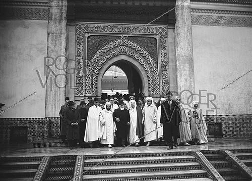 Roger-Viollet | 783368 | Cérémonie à la mosquée de Paris avec Ben Ghabrit et l'ex-sultan de Turquie Abdulmecit II (au centre, en noir). Fête de l'Aid el-Kebir. Décembre 1942. | &copy; Roger-Viollet / Roger-Viollet