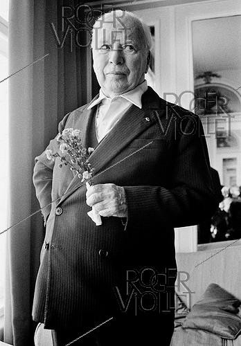 Roger-Viollet | 1375881 | Charlie Chaplin (1889-1977), British filmmaker, producer, scriptwriter, composer and actor, at the Savoy Hotel. London (United Kingdom), 2 October 1971. Photograph by André Perlstein (born in 1942). | &copy; André Perlstein / Roger-Viollet