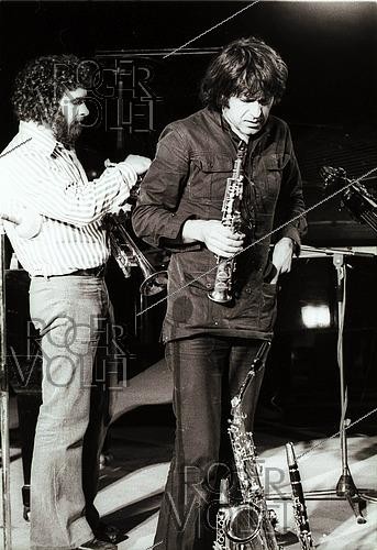 Roger-Viollet | 1472878 | Châteauvallon Jazz Festival. Michel Portal (1935-2026), French saxophonist and clarinetist, and Bernard Vitet (1934-2013), French trumpeter and composer. Ollioules (France), August 1972. | &copy; Christian Rose / Roger-Viollet