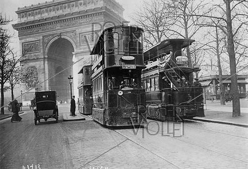Roger-Viollet | 969426 | Circulation à Paris, 1909. | &copy; Maurice-Louis Branger / Roger-Viollet